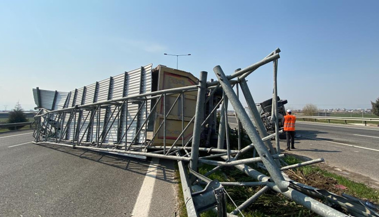 Dorsesi açılan kamyon ortalığı savaş alanına çevirdi