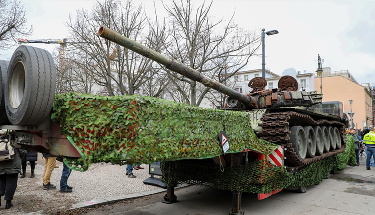 Rusya’nın Berlin Büyükelçiliğinin önüne savaşta tahrip edilen Rus tankı konuldu