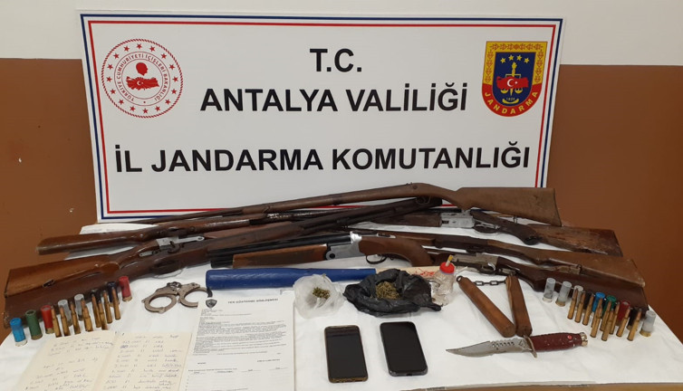 Silah zoruyla otomobillere el koyan 3 şüpheliye tutuklama