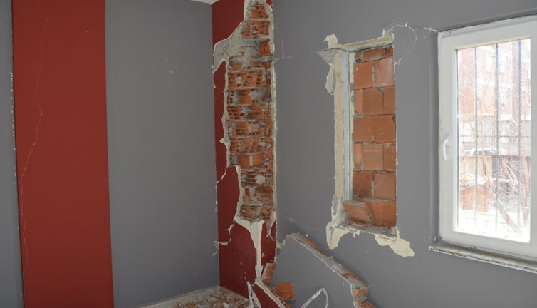 Vicdansızlar 12 kolondan 4'ünü tuğladan yapmışlar