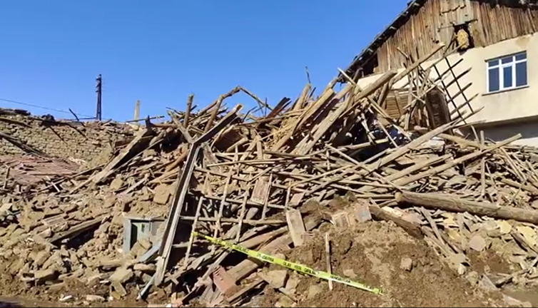 Hani nerede yardımlar? Bütün evlerin yıkıldığı köydeki vatandaşlar: Toz toprak içindeyiz kokmaya başladık