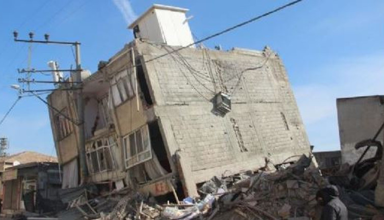 Elektrik direği hayat kurtardı