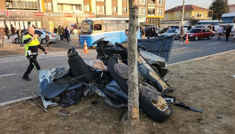 Makas atan otomobil refüje çarpıp ikiye bölündü