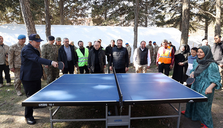 Bakan Akar depremzede çocuklarla masa tesini oynadı