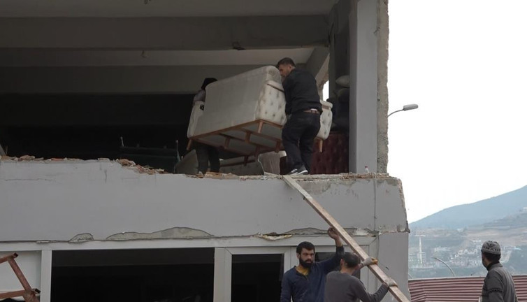 Ölümü göze alıp eşya taşıdılar