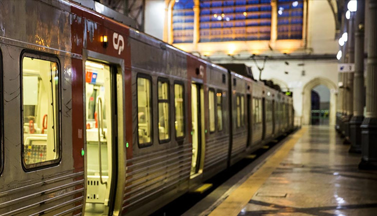 Portekiz'de çalışanlar iş bıraktı tren seferleri aksadı