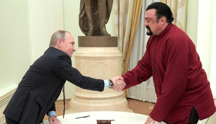 Putin’den ABD’li sinema oyuncusu Steven Seagal’a dostluk nişanı