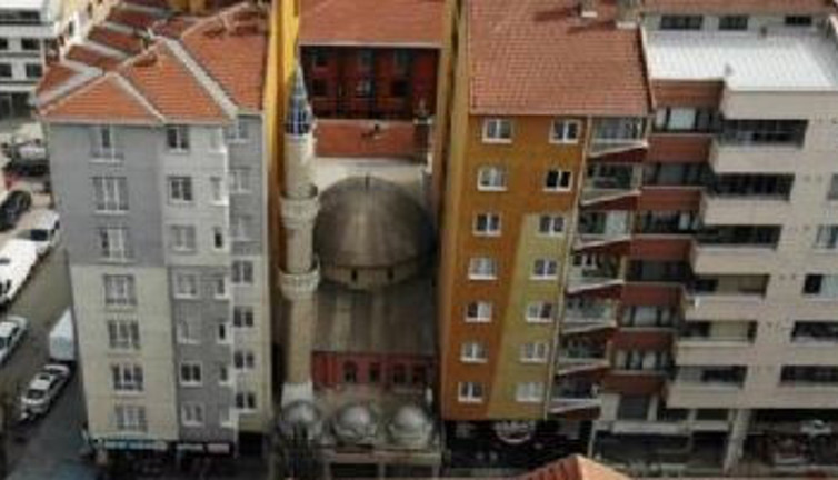 Cami 2 apartmanın arasında sıkıştı