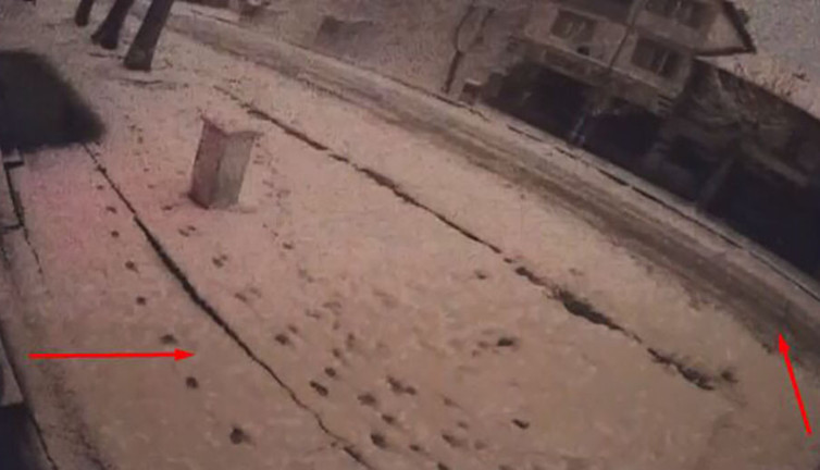 Depremde yolun yarılma anı güvenlik kamerasında