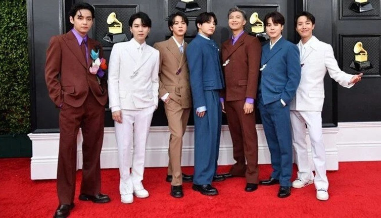 BTS üyelerinden biri daha askere gidiyor. 2 yıl askerlik yapacak