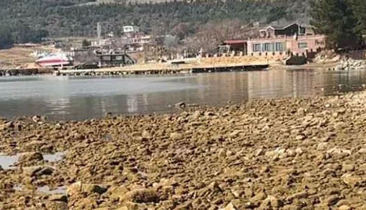 Saros Körfezi’nde şok eden görüntü! Deniz suyu metrelerce çekildi