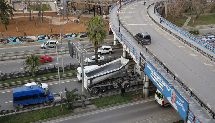 Hafriyat kamyonunun açılan damperi köprüye çarptı