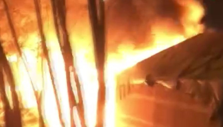 Depremzedelerin kaldığı çadır kentte yangın