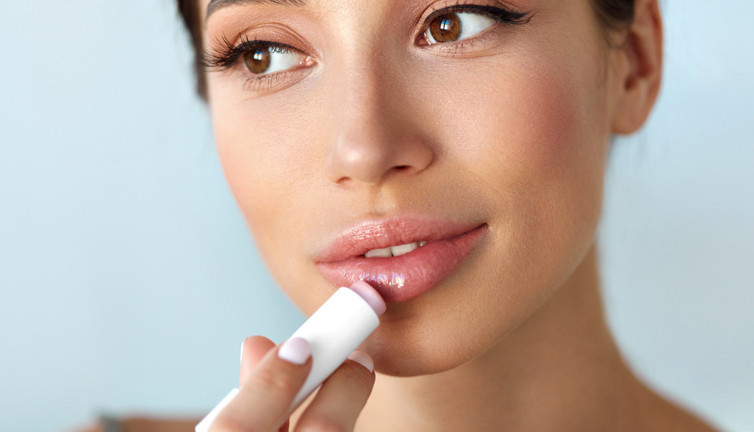 Estetiksiz dudak dolgusu nasıl yapılır? Dudakları dolgunlaştıran yağlar neler?