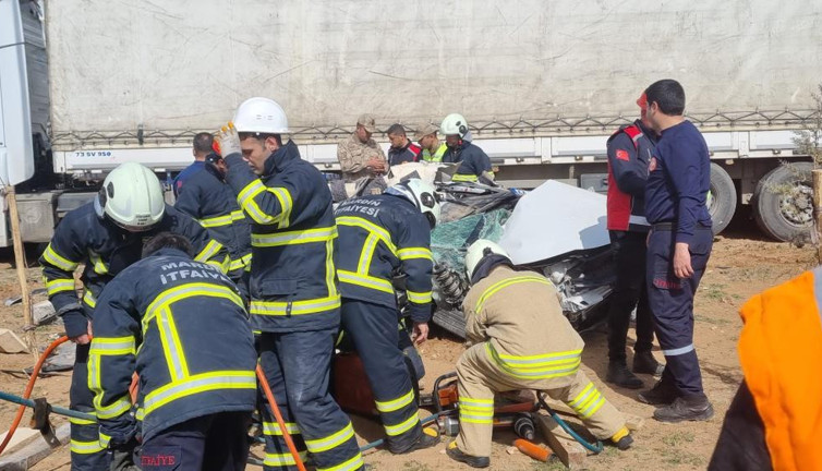 Mardin’de TIR otomobili biçti: 2 ölü