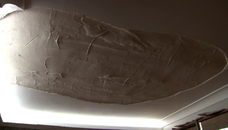 Altı aylık apartman dairesinin tavan alçısı üzerlerine düştü