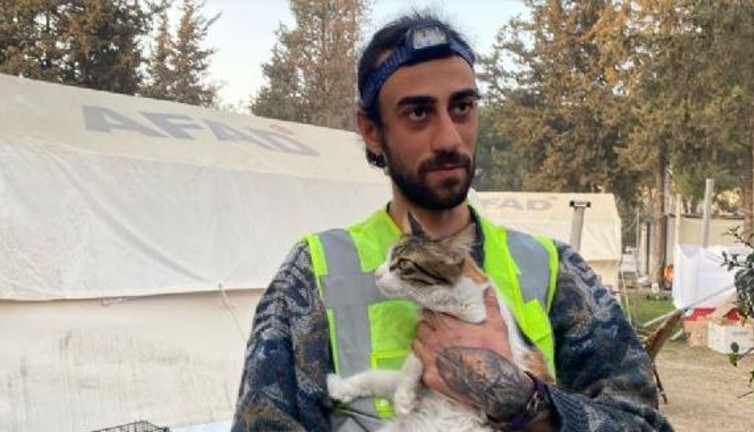 Deprem bölgesinde 50 hayvanı kurtardı