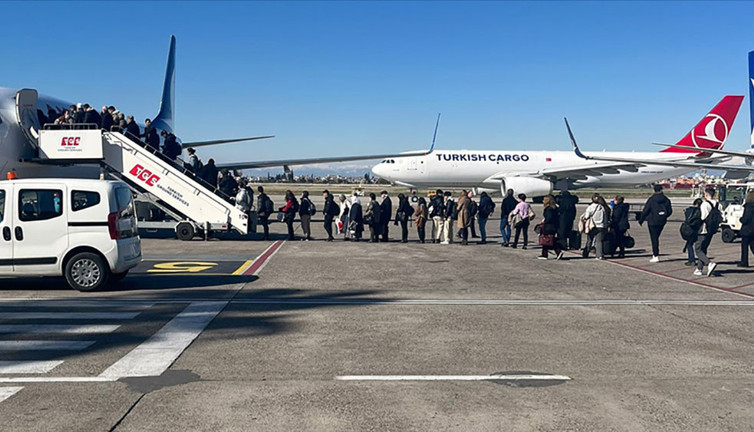 Deprem bölgesinden hava yoluyla 618 bine yakın kişi tahliye edildi