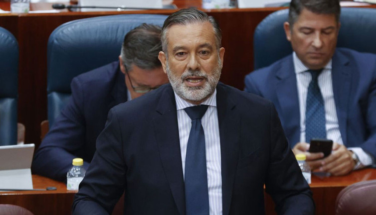 Anayasa Mahkemesi yargıcı kırmızı ışıkta geçince istifa etti. Tabii ki Türkiye’de değil