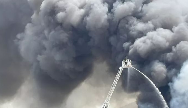 İzmir'de geri dönüşüm tesisinde çıkan yangın kontrol altına alındı