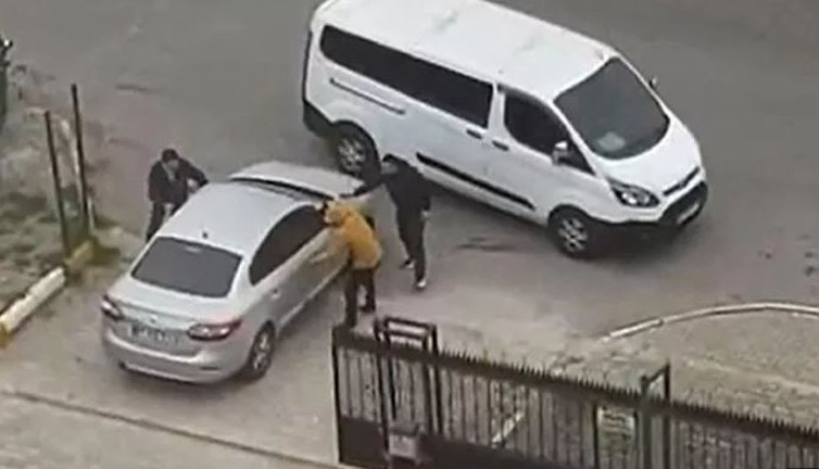 İstanbul’da otomobilin yolunu kesip adam kaçırdılar. Film sahnesini aratmadı