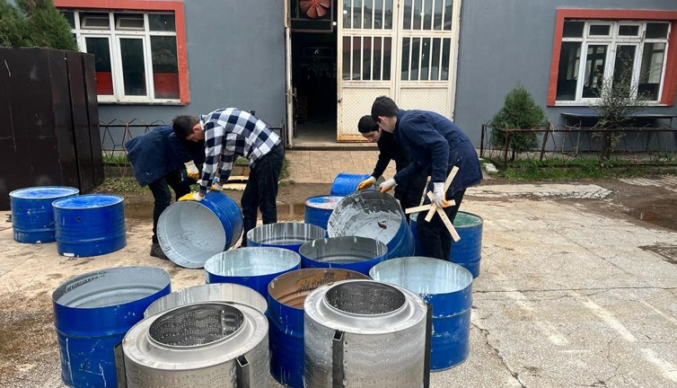 Ünye’de teknik lisenin atölyeleri depremzedeler için çalışıyor