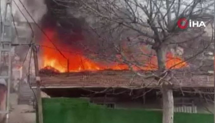 Gecekonduda korkutan yangın