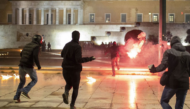 Tren kazasından sonra Atina'da protesto düzenlendi