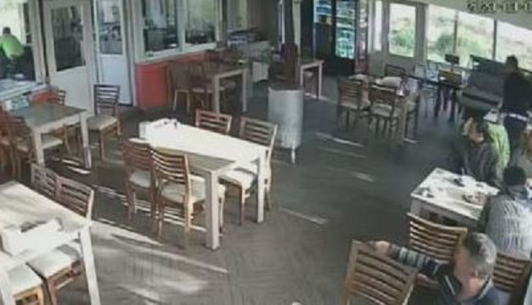 Herkes izledi o hamleyi yaptı. Trafik polisi hayat kurtardı