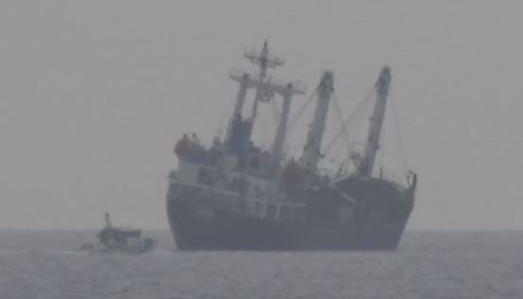 Mürettebat can yeleklerini giydi. Dev yük gemisi yan yattı