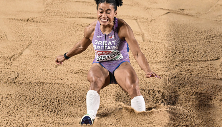 Uçtu uçtu Jazmin Sawyers uçtu