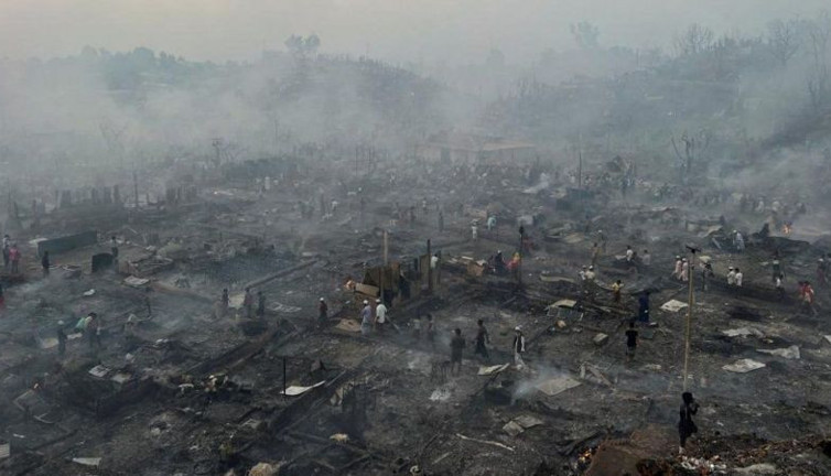 Dünyanın en büyük mülteci kampında yangın.12 bin Arakanlı Müslüman barınaksız kaldı