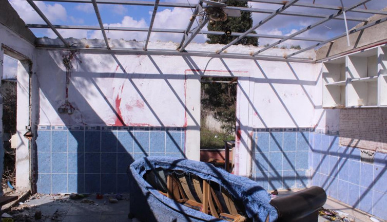 Hırsızlar bu kez evi çaldı. Çatıyı bile söktüler