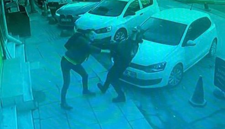 Yağlı güreşte kullanılan oyun kadını kurtardı