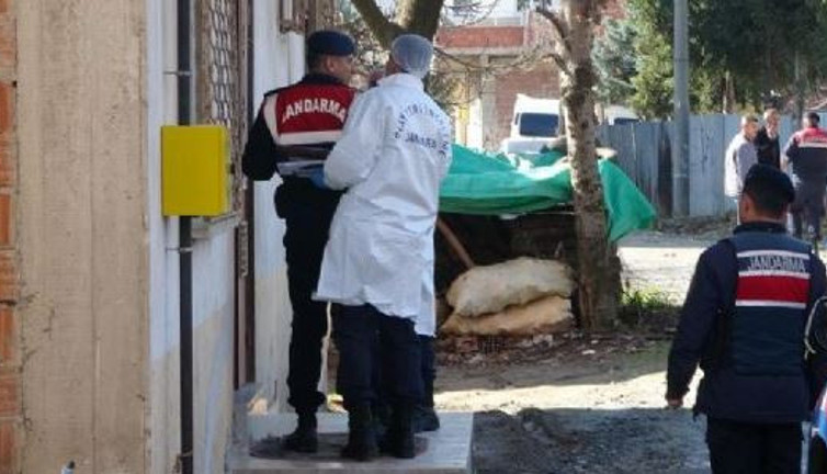 Karısını 10 bıçak darbesiyle öldürdü