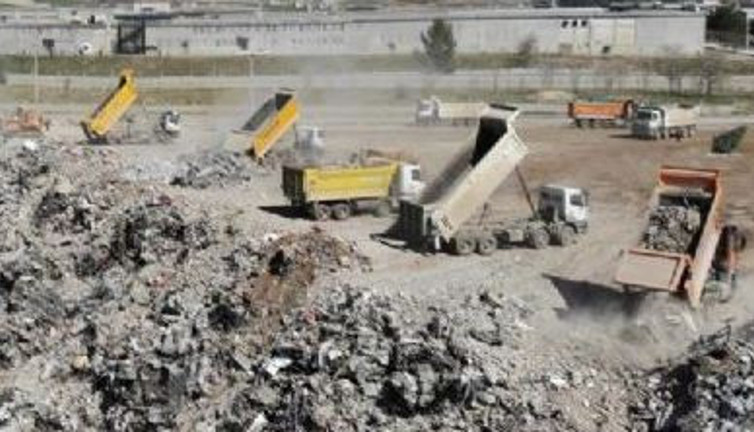 Deprem enkazın döküldüğü dere moloz dağına dönüştü