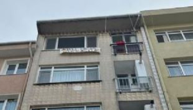 Evi boşaltan kiracıdan pankartlı uyarı