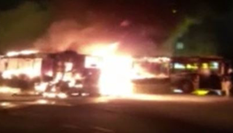 Tuzla’da belediye otobüsleri yandı