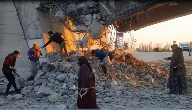 Köprü yıkıldı demirleri kapışıldı