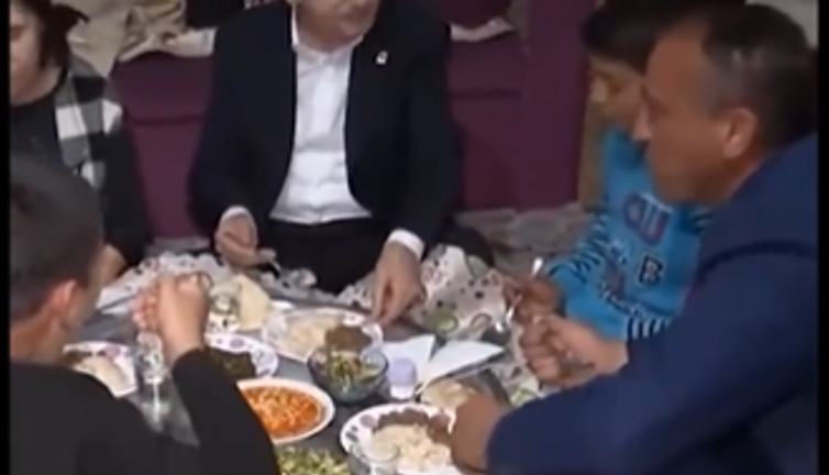 Kılıçdaroğlu’nun tabağındaki eti çocuğa verdiği görüntüler olay oldu