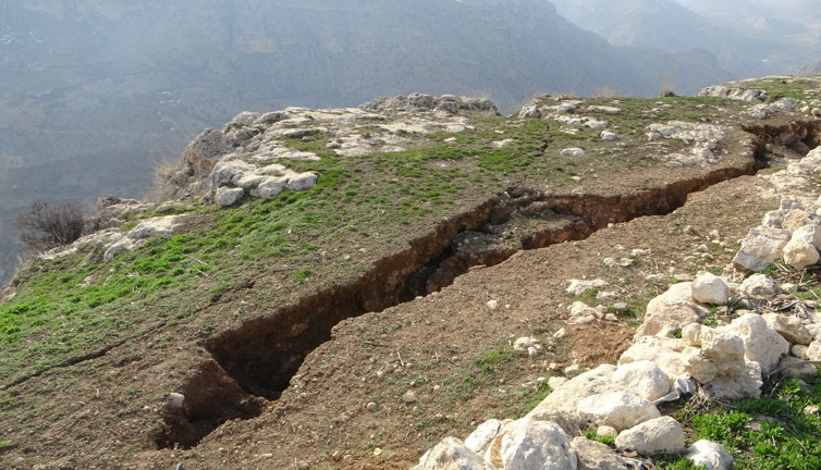Depremin ardından dağın zirvesinde ürküten görüntü
