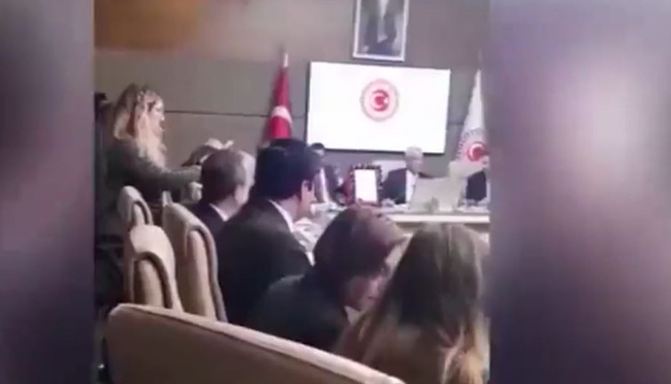 Meclis'te büyük skandal. AKP'li vekil CHP'li vekile su fırlatıp küfür etti