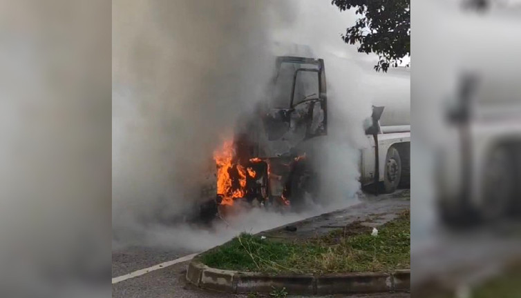 Madeni yağ yüklü tanker alev alev yandı