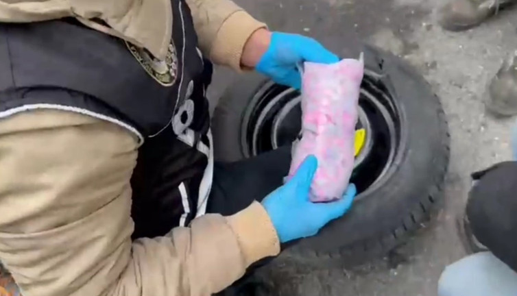 Otomobil lastiğine gizlenmiş binlerce uyuşturucu madde ele geçirildi