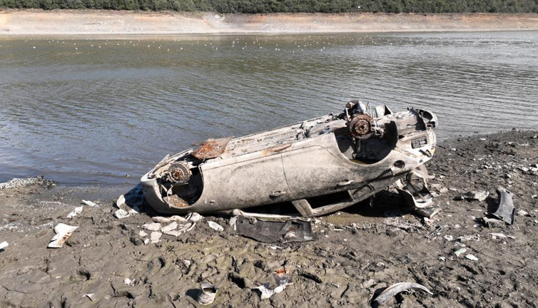 Alibey Barajı'ndaki sular çekildi. Yüzeydeki araçlar kaldırılamadı