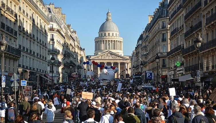 Fransızları sokağa döken emeklilik reformunun en tartışmalı maddesi onaylandı