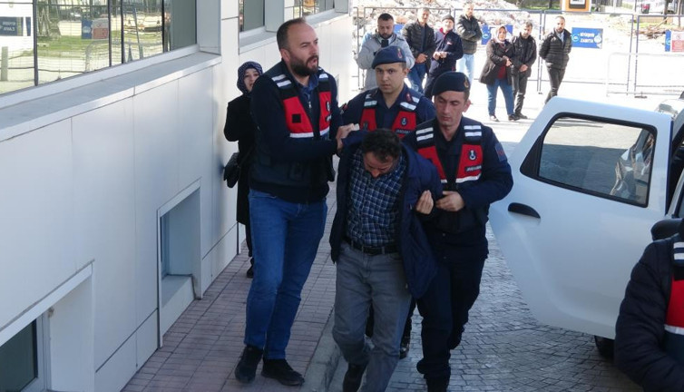 Boşanma sürecinde karısını öldüren koca adliyeye götürüldü