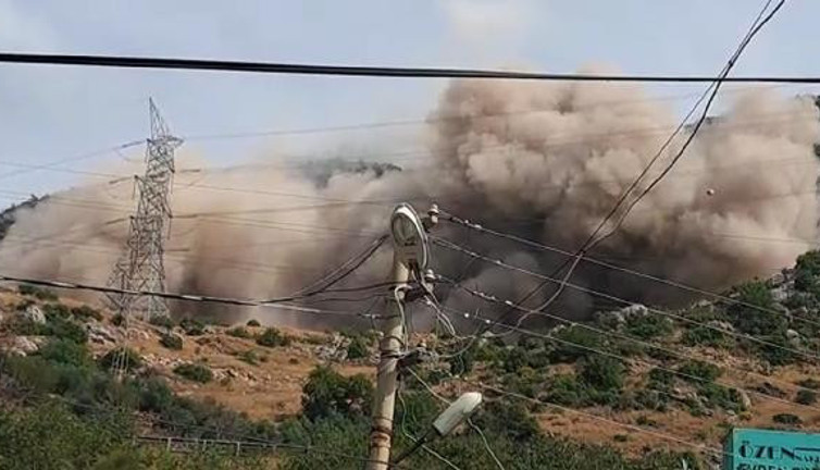 İskenderun’da taş ocağında dinamit patlatıldı. Depremzedeler tepki gösterdi