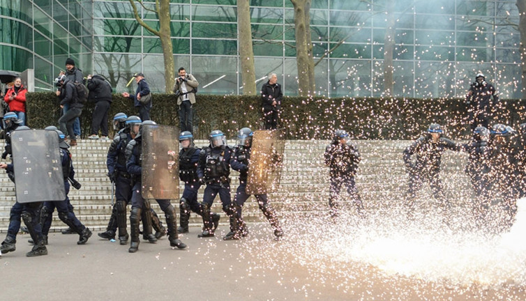 Fransa'da grevdeki işçiler stadın elektriğini kesti