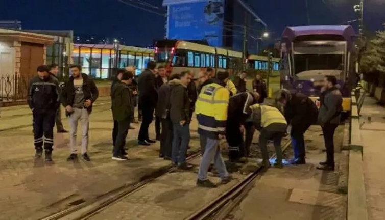 Cevizlibağ’da tramvay raydan çıktı, seferler İETT otobüsleri ile yapıldı